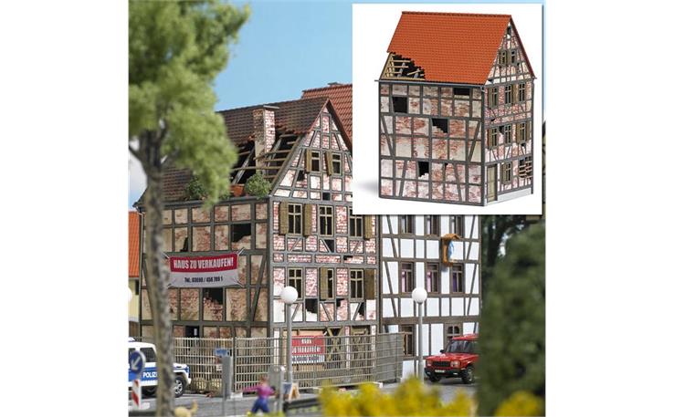 Busch 01668 Verfallenes Stadthaus, H0
