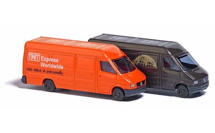 Busch 08338 Zwei Mercedes Sprinter "UPS" und "TNT", 1/160