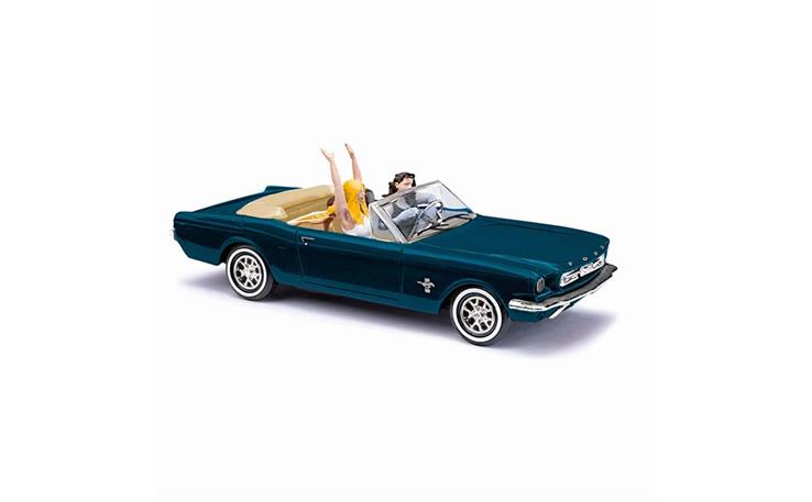 Busch 47528 Ford Mustang Cabrio mit Figuren