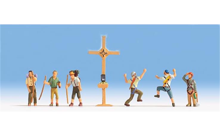 Noch 15874 Bergwanderer mit Gipfelkreuz