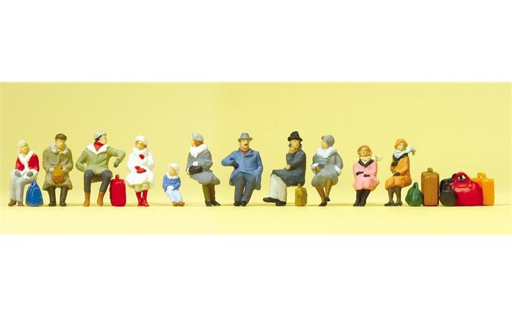 Preiser 10317 Sitzende Reisende. winterliche Kleidung, Set mit 11 Figuren und Zubehör