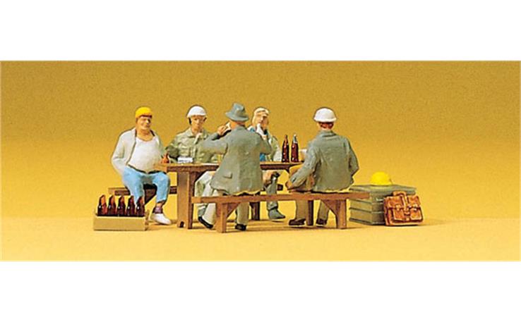 Preiser 10338 Bauarbeiter in der Pause, Set mit 5 Figuren und Zubehör