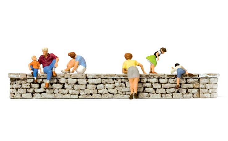 Preiser 10615 Auf der Mauer, Set mit 6 Figuren und Zubehör