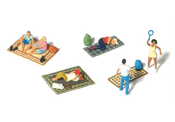 Preiser 10697 Auf dem Rasen, Set mit 6 Figuren und Zubehör