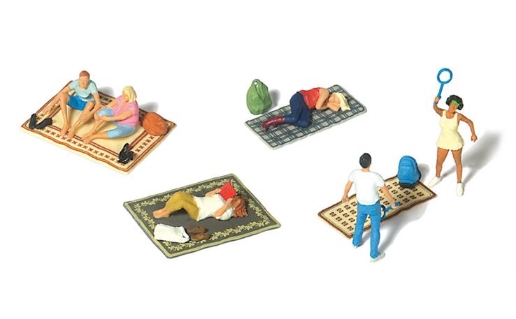 Preiser 10697 Auf dem Rasen, Set mit 6 Figuren und Zubehör