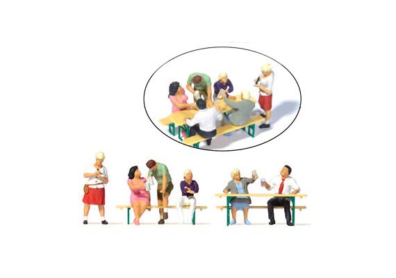 Preiser 10700 Im Biergarten, Set mit 6 Figuren und Zubehör