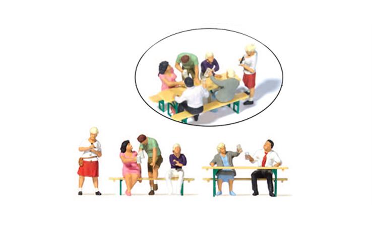 Preiser 10700 Im Biergarten, Set mit 6 Figuren und Zubehör
