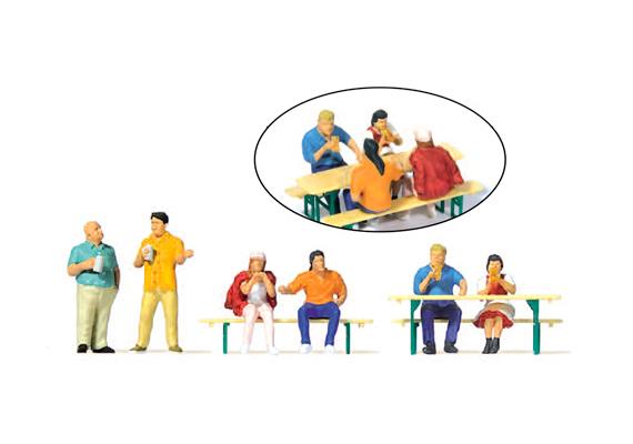 Preiser 10701 Beim Feiern, Set mit 6 Figuren und Zubehör