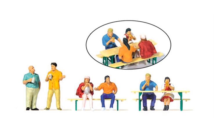 Preiser 10701 Beim Feiern, Set mit 6 Figuren und Zubehör