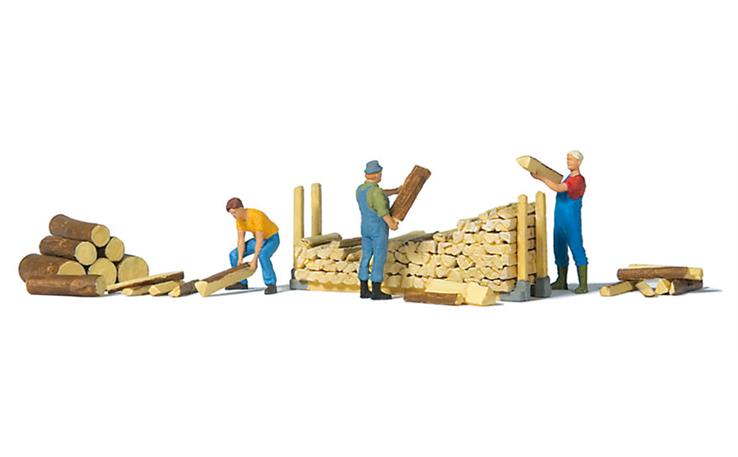 Preiser 10707 Beim Stapeln von Brennholz, Set mit 3 Figuren und Zubehör