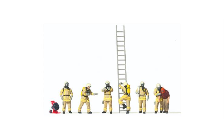Preiser 10774 Feuerwehrleute in moderner Einsatzkleidung, Set mit 7 Figuren und Zubehör